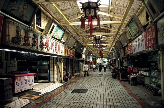 Huaxi Street Night Market (Snake Alley)