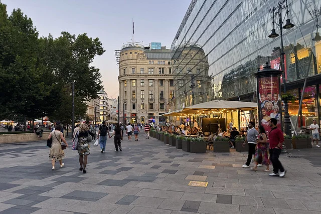 Vörösmarty Square (Vörösmarty Tér)