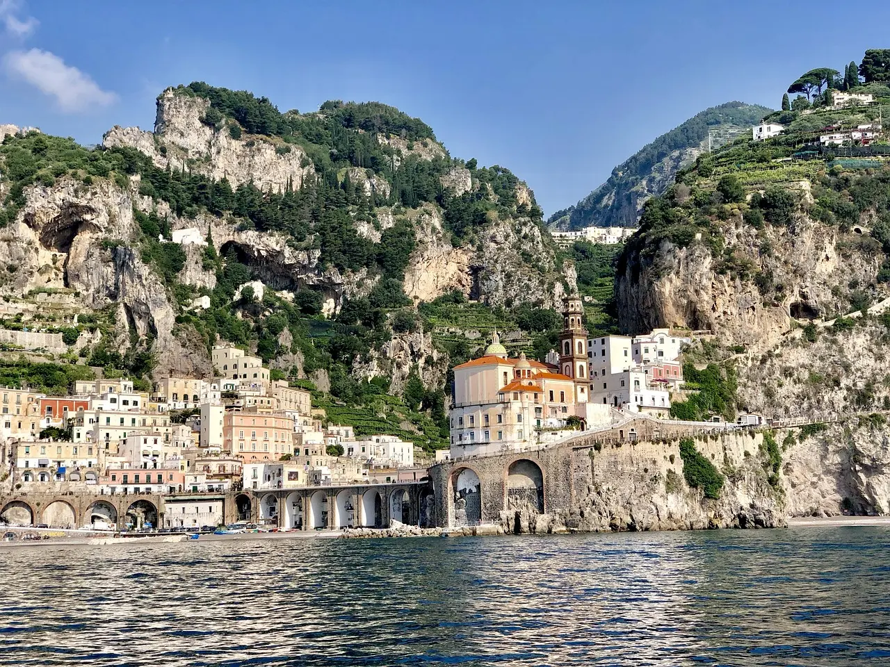 Vibrant cliffside houses of Positano on the Amalfi Coast — a breathtaking coastal highlight among must-visit places in Italy Aerial view of Positano’s colorful houses cascading down steep cliffs to the Tyrrhenian Sea