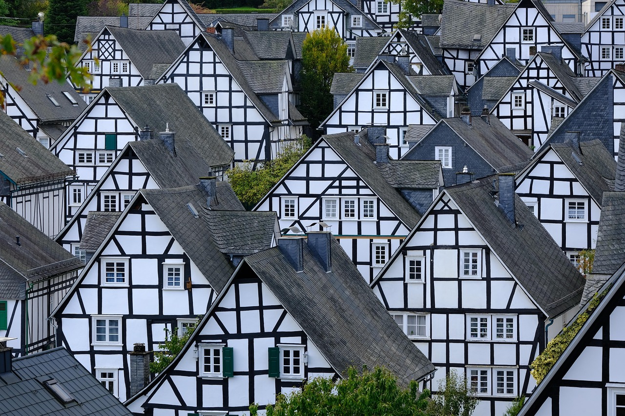 A winding alley in Quedlinburg lined with vibrantly painted half-timbered houses and crowned by the Gothic spire of St. Servatius — a beautifully preserved treasure among the 15 must-visit places in Germany. Quedlinburg’s old town with colorful half-timbered houses and church spire
