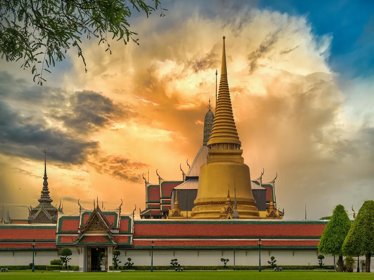 Tourists visiting the Grand Palace in Bangkok at sunrise