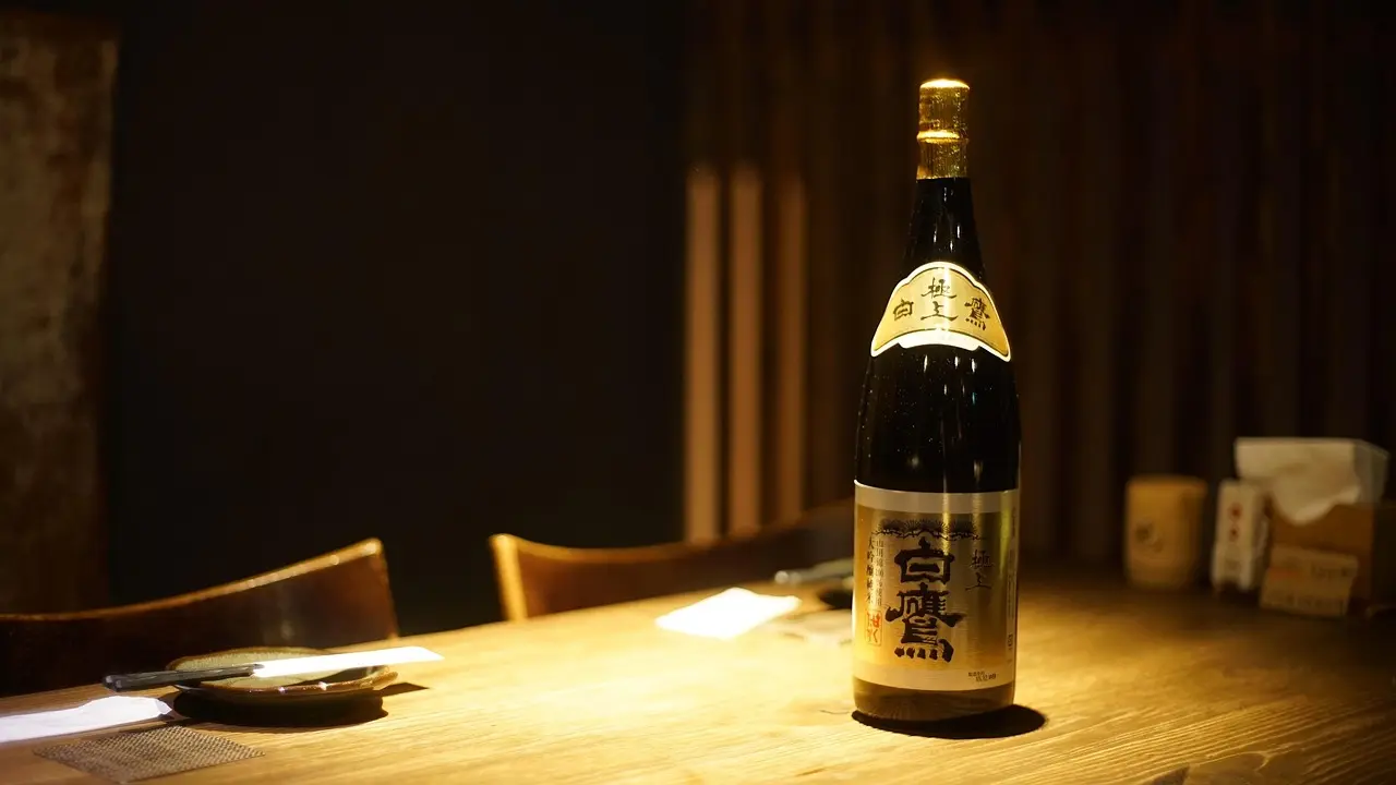 Kyoto’s food travel destinations celebrate mindfulness and seasonality in every authentic local cuisine experience Kaiseki meal arranged on black lacquer trays with seasonal flowers, pickled vegetables, and miso-glazed fish