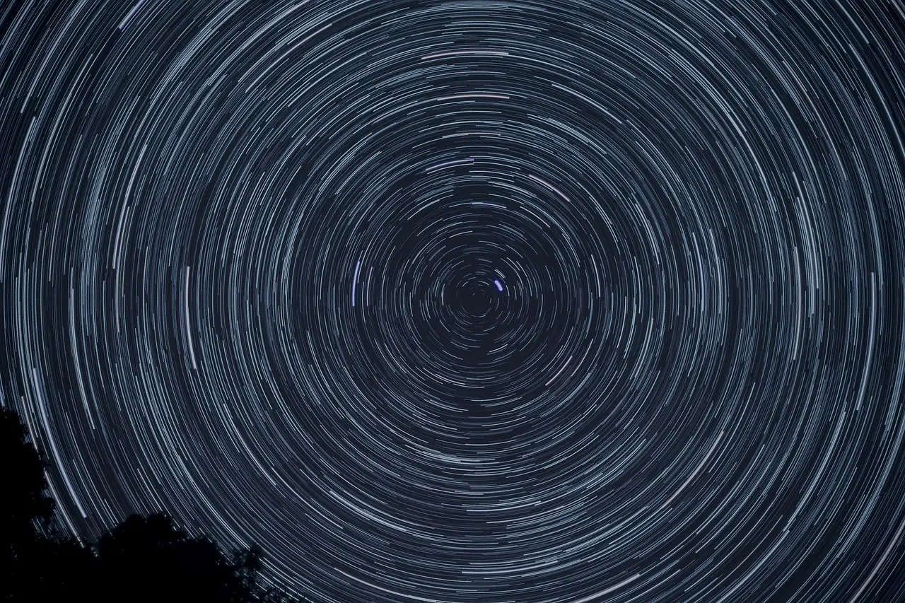 Celestial photography at Tulum reveals ancient Maya astronomy — a stunning fusion of visiting ancient landmarks and cosmic wonder. Long-exposure photo of star trails above the ruins of Tulum on Mexico’s Caribbean coast