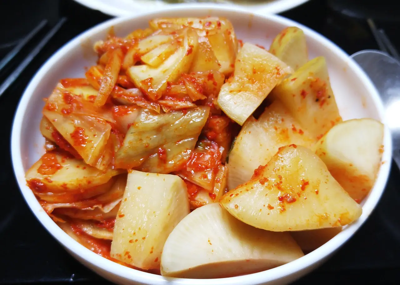Seoul’s food travel destinations showcase dynamic contrasts and deeply rooted authentic local cuisine traditions Vibrant Korean market stall with stacked kimchi jars, spicy rice cakes, and grilled skewers
