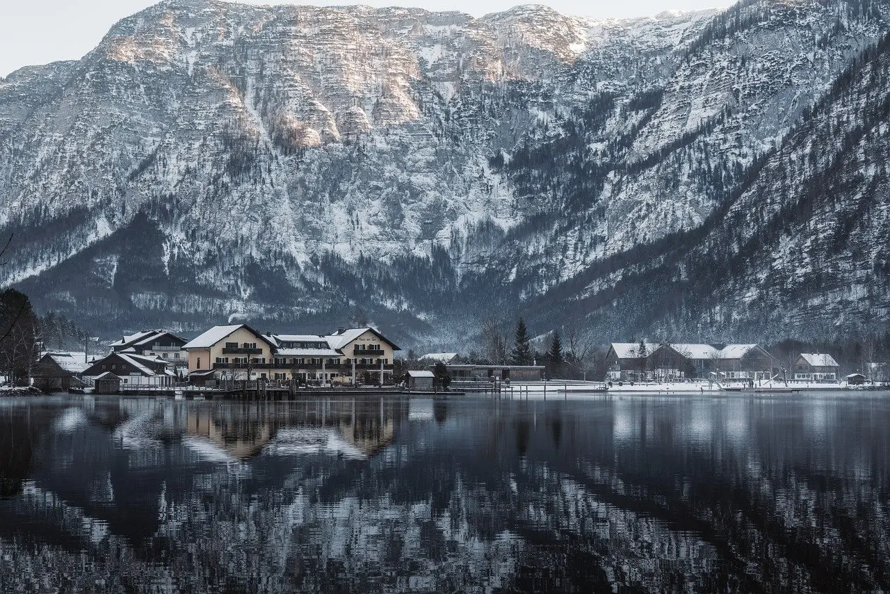 Serene Hallstatt lake reflection — a fairytale Austrian setting among Europe’s top honeymoon destinations Hallstatt village reflected in calm turquoise lake water with snow-dusted mountains in background