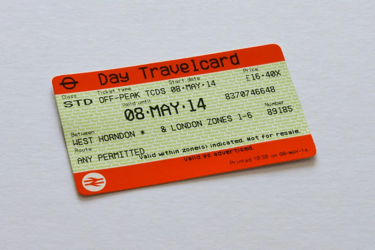 Tourist confused at Tube station trying to use paper ticket instead of contactless