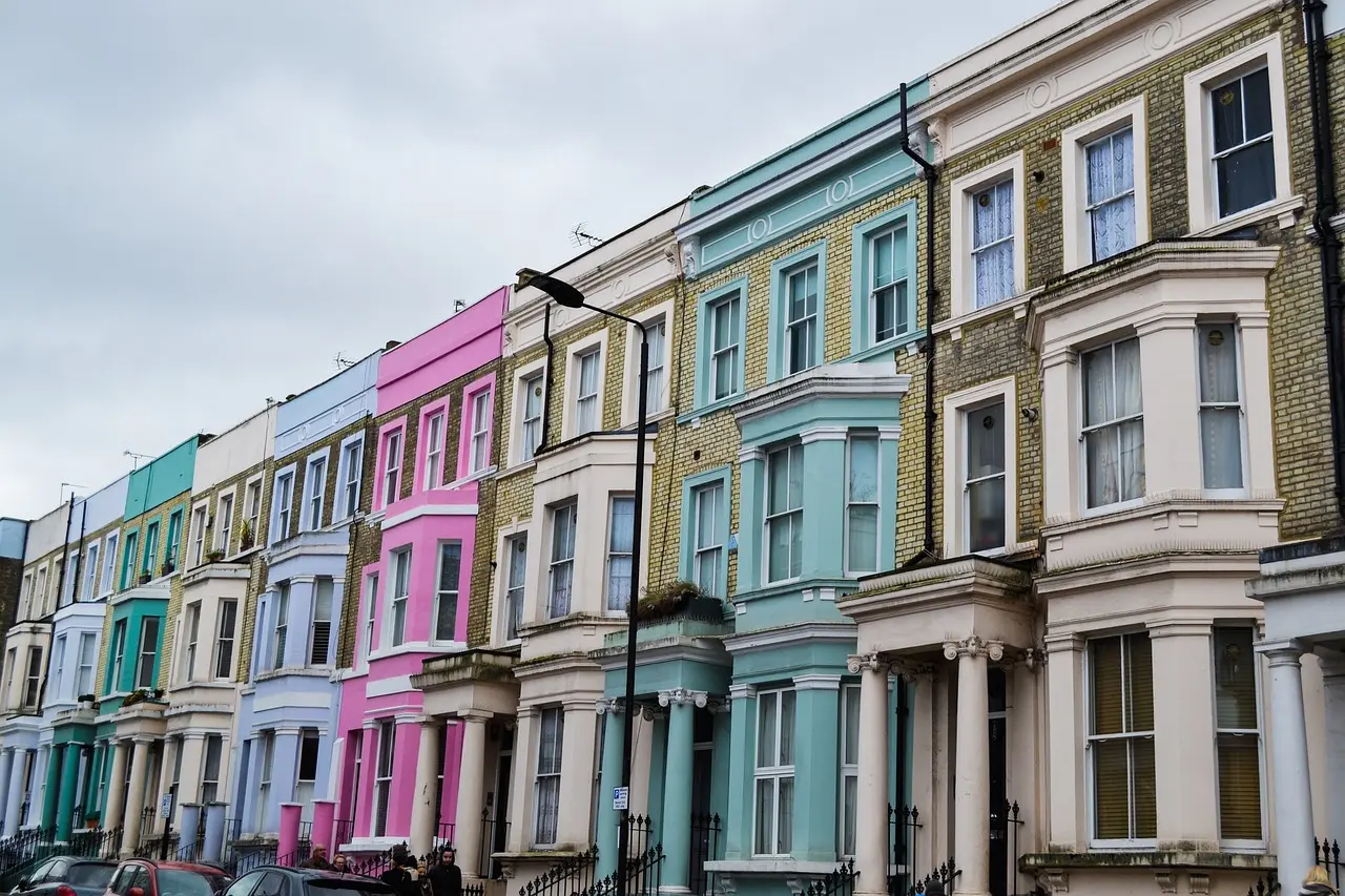 Pastel-colored houses on a quiet street in Notting Hill